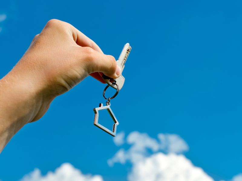טיפים לרכישת דירה מבית דפי כתום - תמונה של מחזיק מפתחות בית